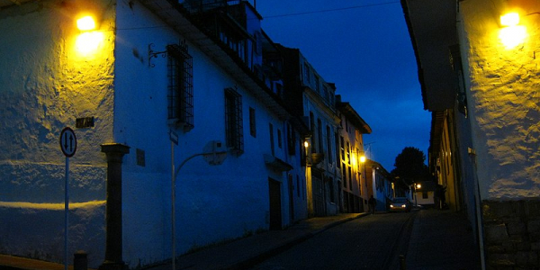Imágen de barrio colonial bogotano en la noche de León Keller - Wikimedia Commons