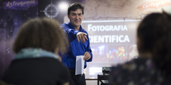 Escena de personas participando en una actividad educativa