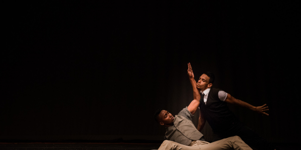 Dos hombres danzando en escena