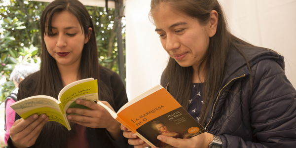 Niñas con libros en la mano