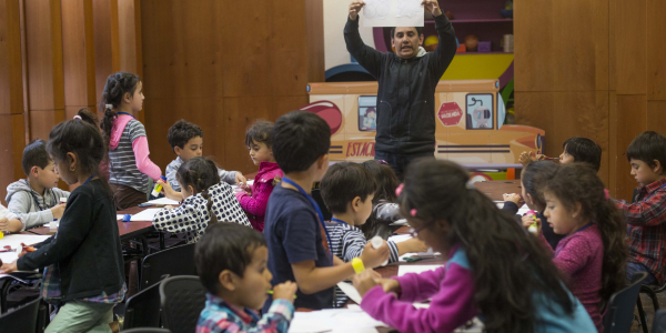 Niños participando en una actividad creativa