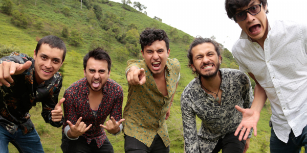 Hombres posando para la cámara en un espacio verde de montaña