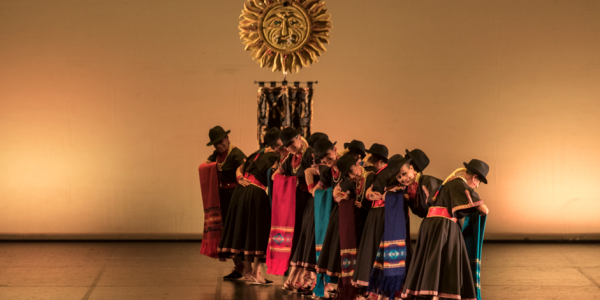 Grupo de bailarines en escena