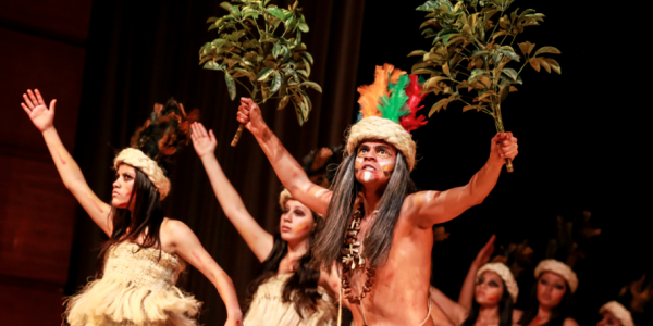 Bailarines en traje típico en el escenario