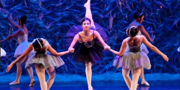 Mujeres bailando ballet en el escenario