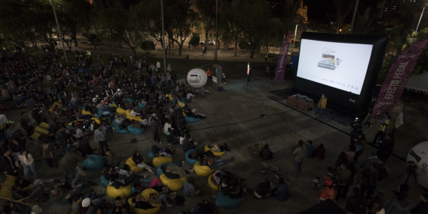 Gente viendo cine al aire libre