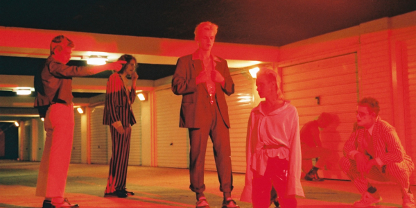 Hombres en la calle, foto en tonos rojos