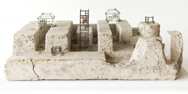 Maqueta en especie de cemento con casas y escaleras