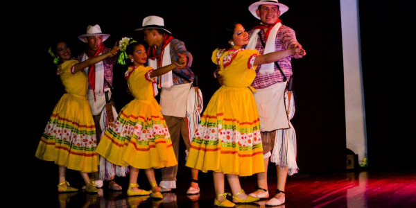 Personas bailando en el escenario