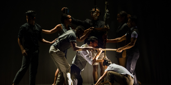 Hombres y mujeres danzando en el escenario