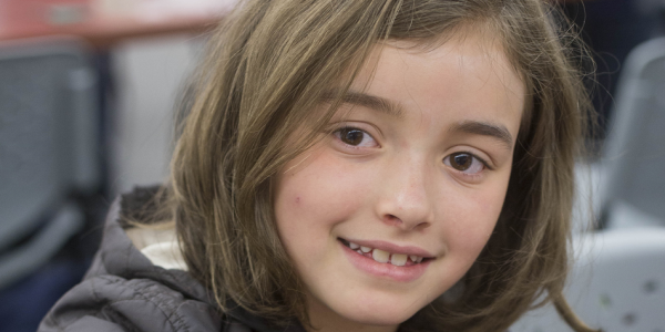 Niña participando en una actividad educativa