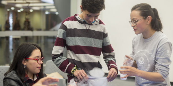 Jóvenes participando en una actividad de aprendizaje