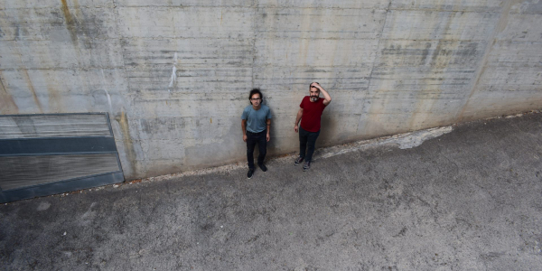 Dos hombres en contrapicada en un espacio exterior - Fotografía de Eduard Escoffet y Pope