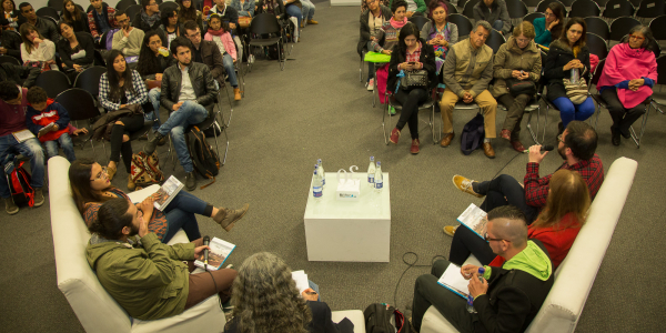 Personas participando de una actividad en un salón