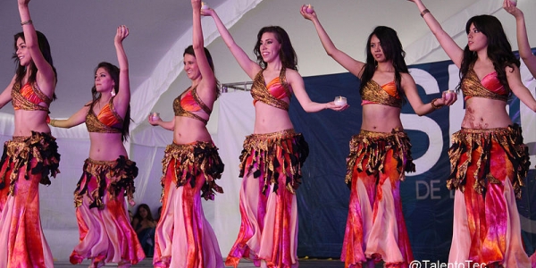 Mujeres ahciendo danzas orientales