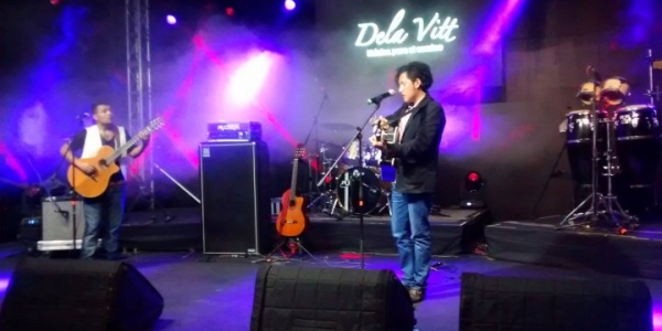 Leandro Sabogal en el escenario de luces violeta