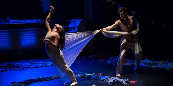 Hombre y mujer en escena con luces azules 