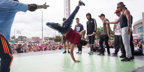 Hombres bailando break dance