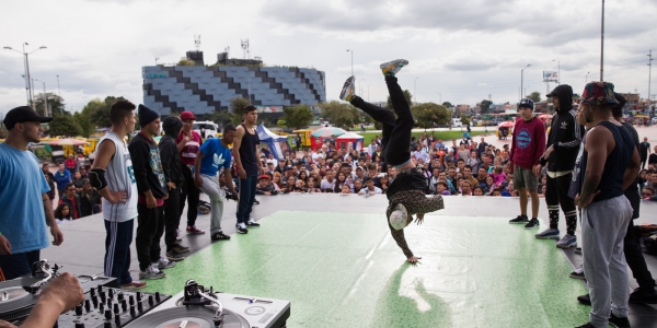 Personas bailando en el escenario