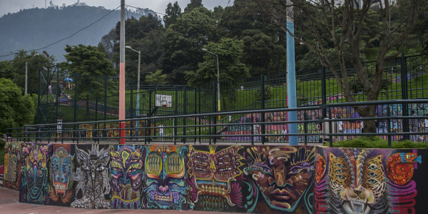 Pared de espacio verde pintada de colores