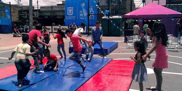 Jóvenes y niños participando de una actividad al aire libre