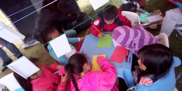 Niños participando de actividad de escritura