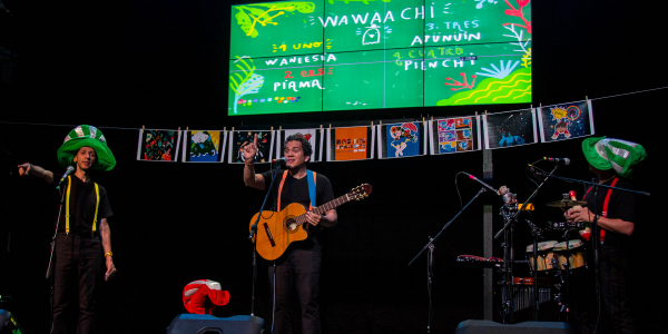 Hombres con instrumentos en el escenario