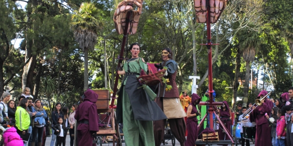 Procesión Hamlet de la agrupación Fundación Gota de Mercurio Arte Escénico