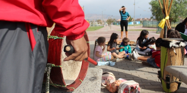 Personas participando en actividad al aire libre