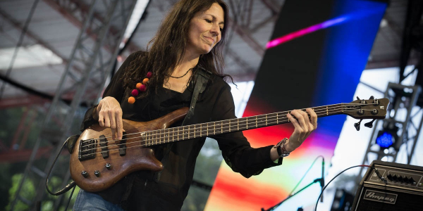 Mujer tocando guitarra durante un Jazz al Parque