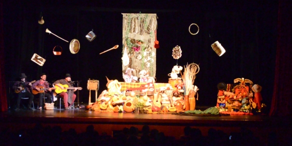 Grupo de niños actuando en el escenario