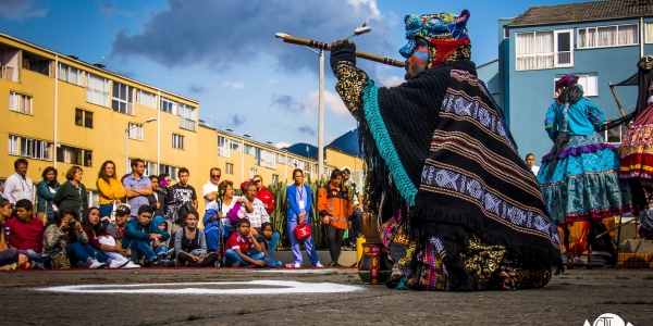 Personajes disfrazados actuando en la calle