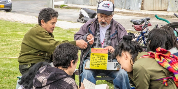 Personas participando en una actividad recreativa.