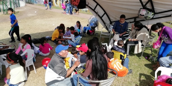 Personas participando de actividades recreativas en un parque