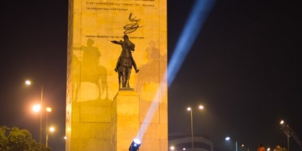 Monumento a los heroes de Bogotá en toma nocturna