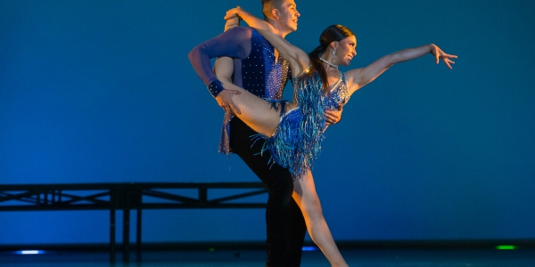 Pareja de bailarines en escena durante un lanzamiento de Danza en la Ciudad