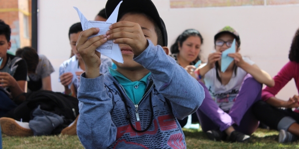 Niño con obra artesanal