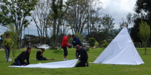 Imagen de personas compartiendo actividades al aire libre