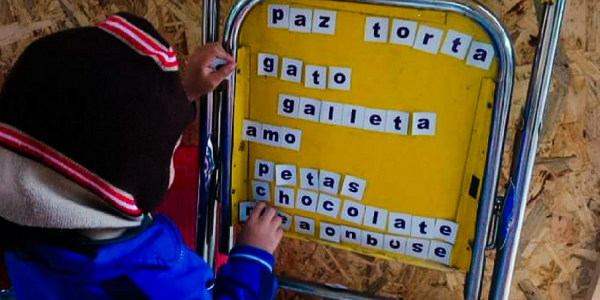 Niños participando en una actividad al aire libre