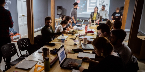 Personas en un salón de conferencias