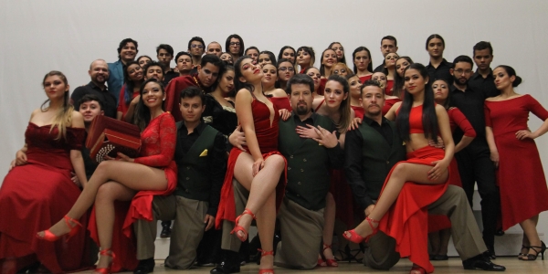 Grupo de bailarines posando para fotografía