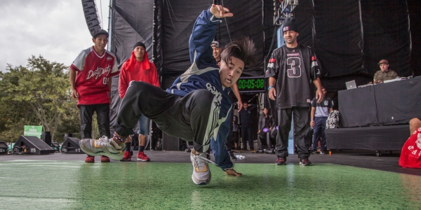 bailarines de break dance en escena