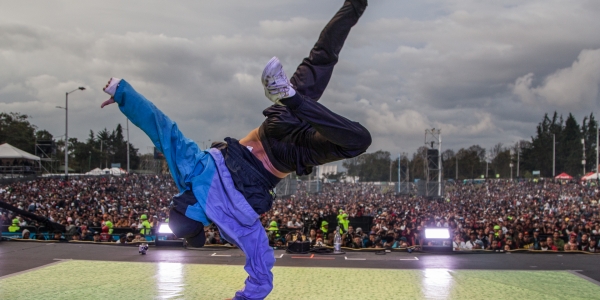 Bailarín de break dance en escena