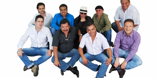 Grupo de hombres posando para fotografía en fondo blanco