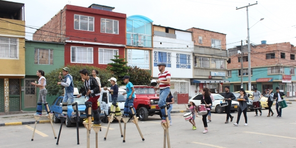 Hombres en zancos en la calle