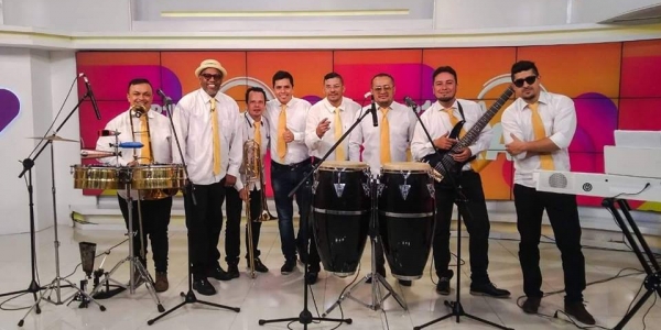 Músicos e instrumentos posando para la cámara