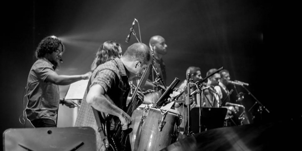 Músicos en escena en fotografía blanco y negro