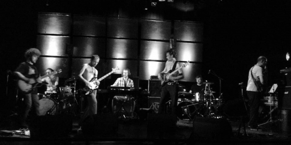 Músicos en escena en fotografía blanco y negro