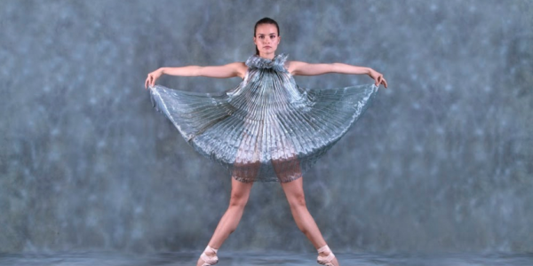 Mujer en escena con vestido gris