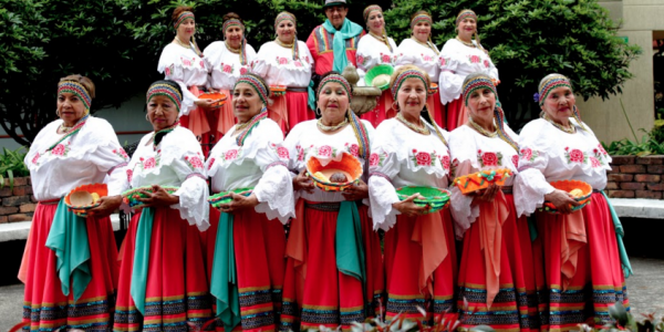 Grupo de bailarines posando para fotografía